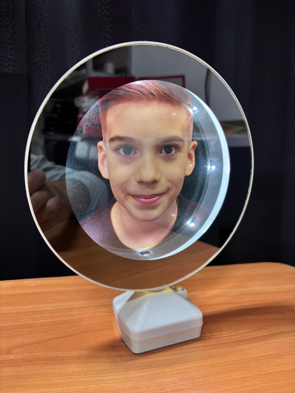 Oglindă magică rotundă cu LED – imagine personalizabilă